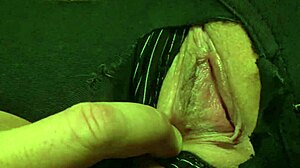 日本妹子狂热玩弄光滑小穴，假屌群交超刺激