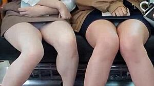 嘿，这些日本可爱女孩在火车上为你掀裙