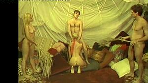 硅胶奶美女在复古场景中使用玩具玩光滑阴户。