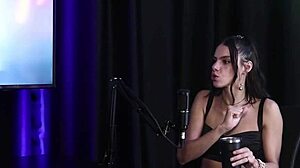 男人操她的阴道两小时射精三次与黛博拉·安德拉德在透明红色中