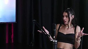 男人操她的阴道两小时射精三次与黛博拉·安德拉德在透明红色中