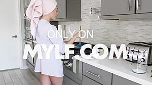 曲线火辣姜黄色熟女Summer Hart，你要额外快乐结局？