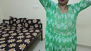 印度嫂子给小叔洗澡时激烈做爱