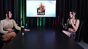 男人操她的阴道两小时射精三次与黛博拉·安德拉德在透明红色中