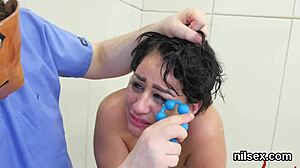 这个辣妹18+ 18+ 被带入屁眼疯人院接受无拘无束的肛交治疗