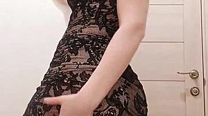 穿裙熟女在厕所吸假屌挑逗湿润小穴！😜