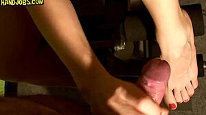 i got 2 cumshots in a row over my feet, orgasm couple amateurs cfnm fetish handjob cum brunette