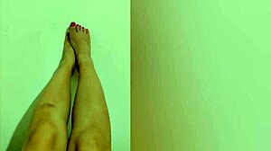 害羞娇小18+妹兴奋秀美腿红趾甲