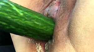 亚洲熟女妻在户外自慰，丹麦风情公开露面