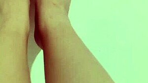 害羞娇小18+妹兴奋秀美腿红趾甲