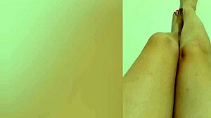 害羞娇小18+妹兴奋秀美腿红趾甲