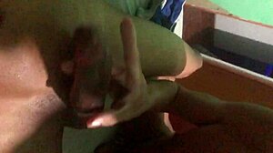 哇，这个18岁男同有根巨大的22厘米鸡巴！