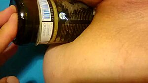 熟女妻子将瓶子深深塞入屁股进行极端肛门玩法