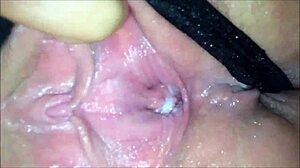 闪亮湿润业余阴部近距离手指玩弄