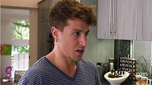 继母玛丽卡·哈泽吸走继子的忧郁