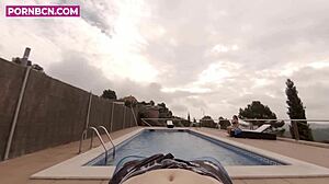 La vecina joven del quinto ninfomana entra en la piscina comunitaria cachonda y quiere follar en el exterior pov latina porno en espa�ol