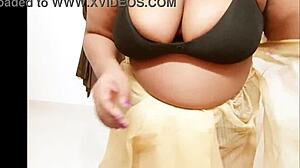 性感印度阿姨穿着传统纱丽，曲线杀手！