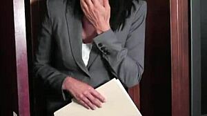 Feminge 4K - 女同性恋三人行与老板和员工