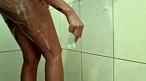 Bia hot em banho sensual com depilação completa