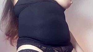 mi vecina es una puta me envia sus videos sabiendo que tengo a mi esposa a mi lado que zorra quiero darle verga