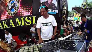 Wild Indonesian Erotic Dance by Pretty Singers!