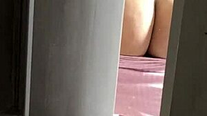 Espiando a Mi Hermanastra Morena a Través de la Puerta