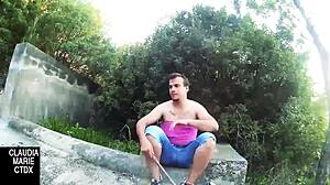 在沟渠里操，不在乎别的，只想把鸡巴插进那个肥逼