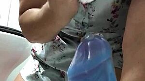 a loira despede-se de 2023 sentando gostoso e rompendo o anus novo com prazer.