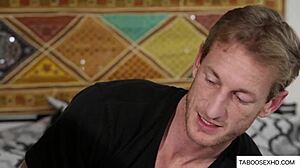 继父被抓到偷闻瘦金发少女内裤，禁忌邂逅