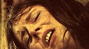 六十年代摇摆伦敦的复古黑暗绳缚场景