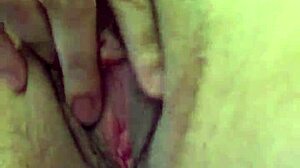 紧致小穴被震动棒狠狠玩弄！