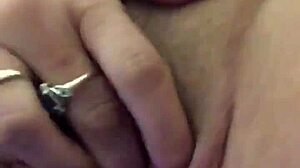 紧致小穴被震动棒狠狠玩弄！