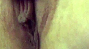 紧致小穴被震动棒狠狠玩弄！