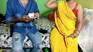 老公不在，嫂子在家和邮递员玩乐