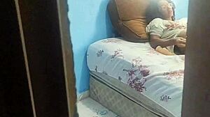 Espiando A Casada Atr�s Da Porta Acabou Metendo Sem Camisinha E Gozando Na Buceta!