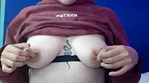 Juego con mis pezones en webcam latina mojada masturbandome