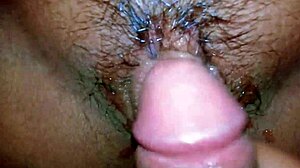 Desi朋友让我摸她紧湿小穴，自制激烈动作，她求更多狂野内射！