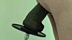 試過用巨大黑假陽具在性愛機器上嗎？