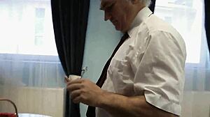 金发媳妇偷偷勾搭公公干上了？