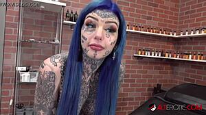 澳大利亚Amber Luke炫耀大胆新鼻纹身