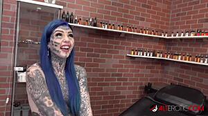 澳大利亚Amber Luke炫耀大胆新鼻纹身