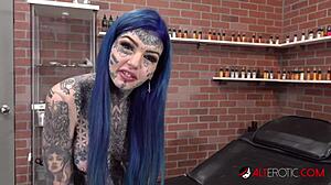 澳大利亚Amber Luke炫耀大胆新鼻纹身