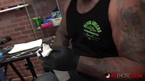 澳大利亚Amber Luke炫耀大胆新鼻纹身