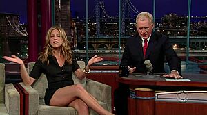 想看 Jennifer Aniston 炫耀那些令人惊艳的火辣腿吗？