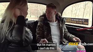 熟女出租车司机在后座操乘客，直到他忘记老婆