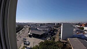 Sarada nua na janela do hotel em frente aeroporto