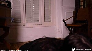 她真的喜欢这样在网络摄像头上呕吐吗？