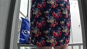 隐藏摄像头偷窥泳池边熟女的肥臀