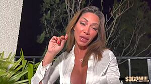 法国荡妇Vittoria在变态肛交中炫耀大奶