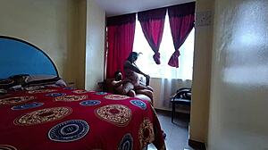 19岁邻妹帮熟女拍片舔大屁股尿